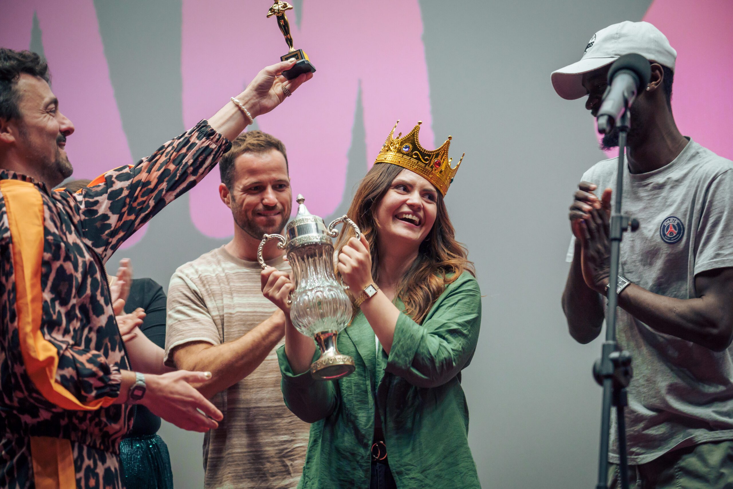 tirol-slam 24 (c) Fabian Jung (195) - Tamara Stocker mit Pokal und Krone, Martin Fritz überreicht eine kleine Oskar-Statue