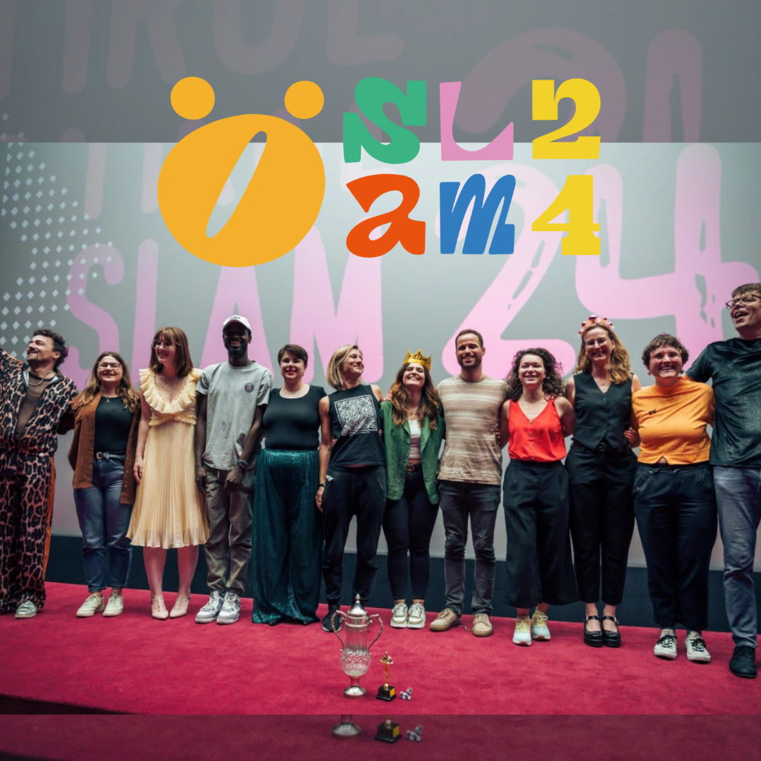 Gruppenfoto mit 12 Menschen auf einer Bühne, darüber das Logo des Ö-Slam24