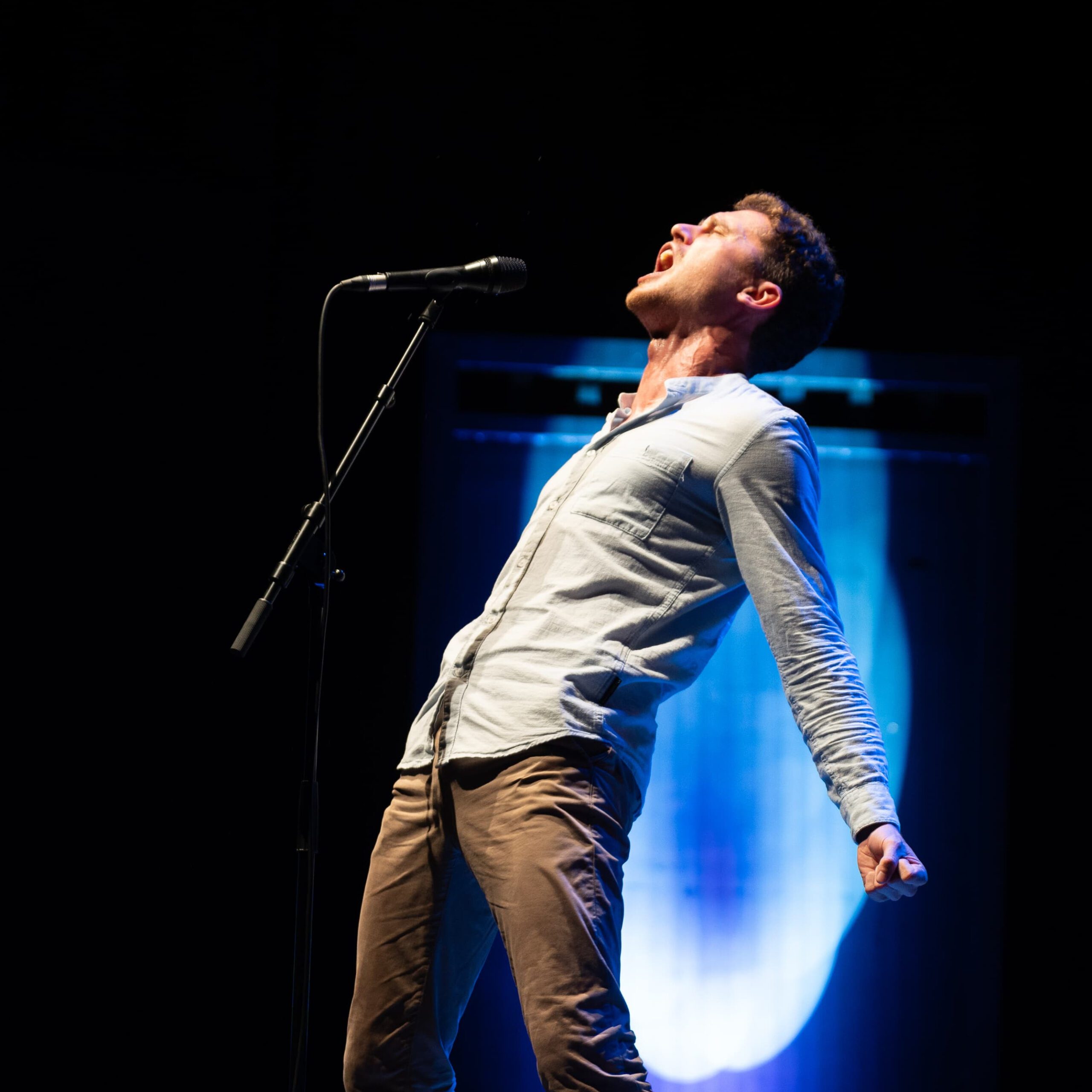 Emil Kaschka vor einem Mikrofon in intensiv performender Pose (c) David Dunst