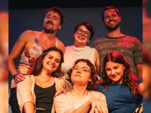 Gruppenfoto mit drei Personen oben und drei unten.