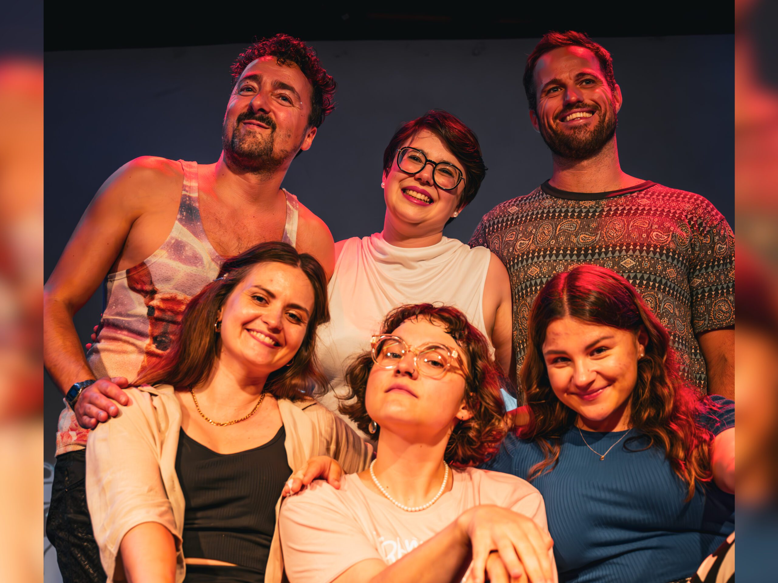 Gruppenfoto mit drei Personen oben und drei unten.