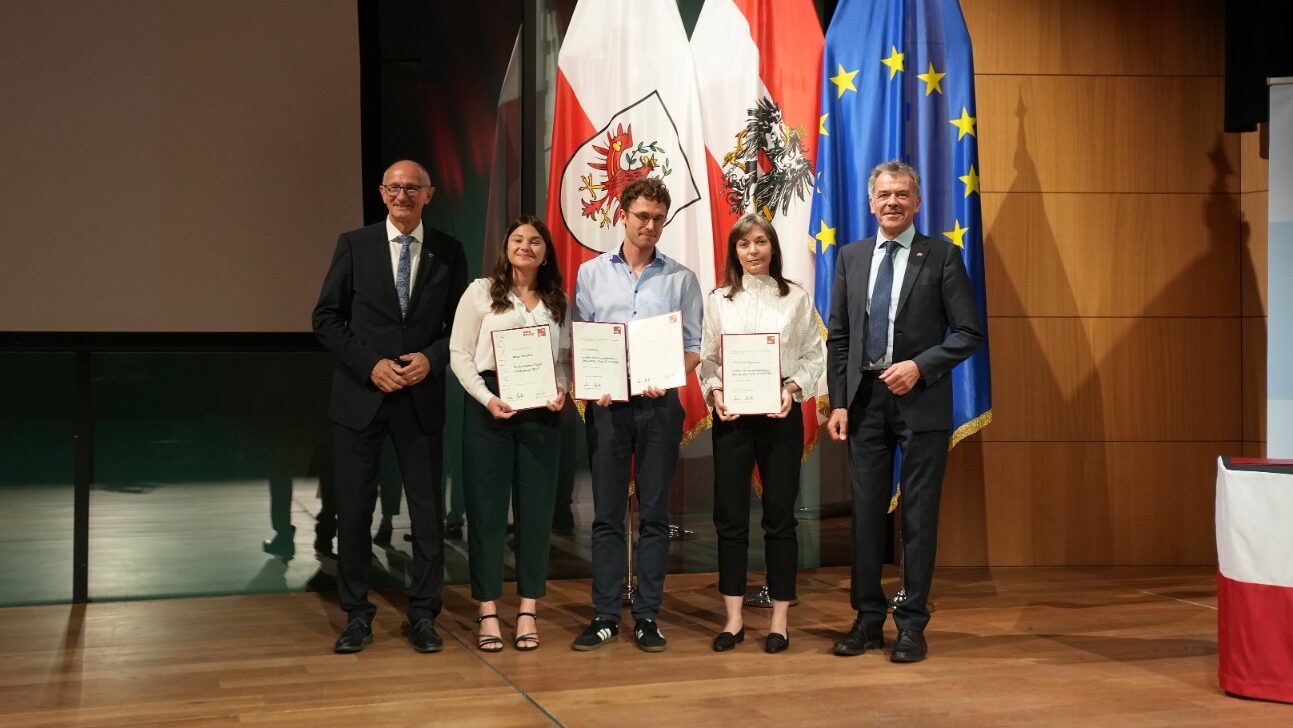 Gruppenfoto der Preistragenden der Sparte Literatur mit Anton Mattle, Anna Schober, Emil Kaschka, Friederike Gösweiner und Georg Willi, von links nach rechts © Land Tirol/Jovanovic
