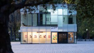 Glasgebäude am Rennweg 4 in Innsbruck das vom Verein Reich für die Insel bespielt wird