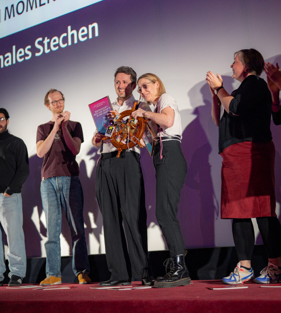 Das Team "Mal Was Anderes", bestehend aus Francesca Herr und Fabian Navarro bei der Siegesehrung des Team-Finales, (c) Fettinger Fotografie